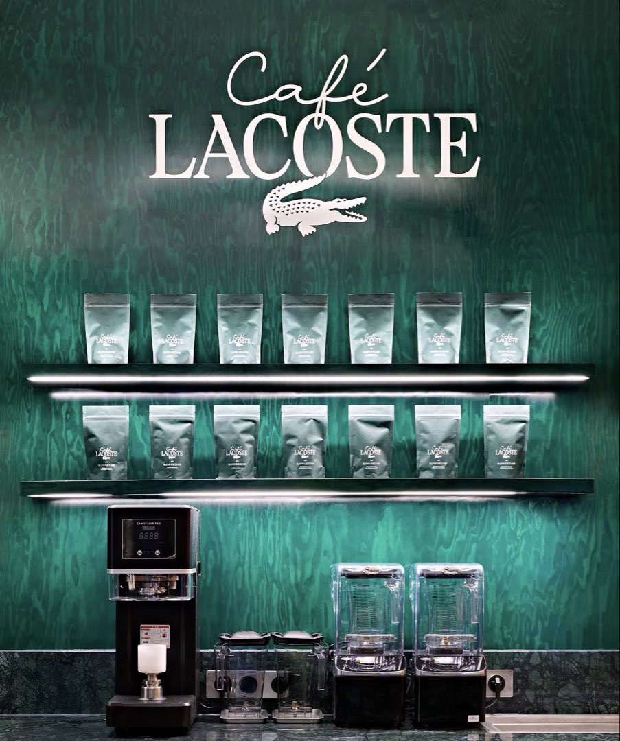 Photo 2 de Café Lacoste, 16 Av. Franklin Delano Roosevelt