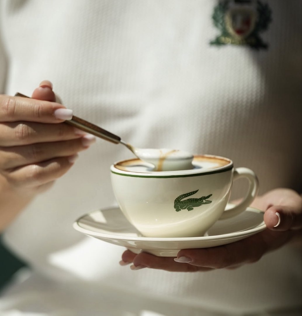 Photo 3 de Café Lacoste, 16 Av. Franklin Delano Roosevelt