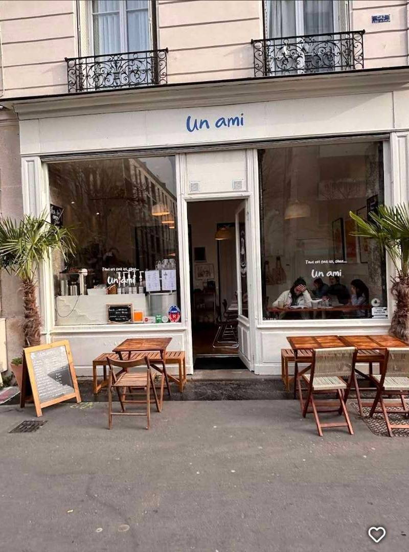 Un Ami, café in Paris