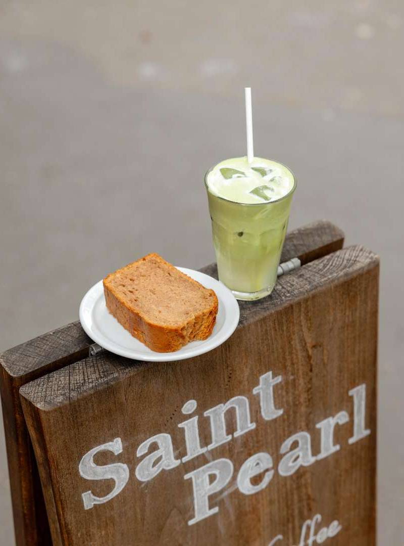 Saint Pearl Wilson, café in Paris