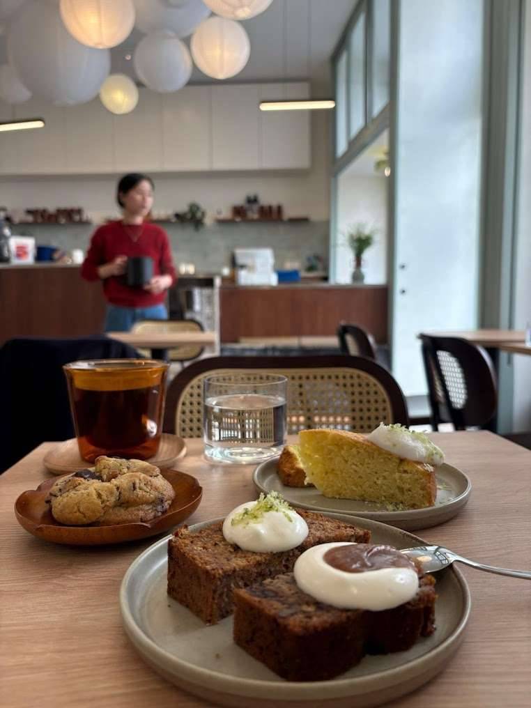 Café Là, café in Paris