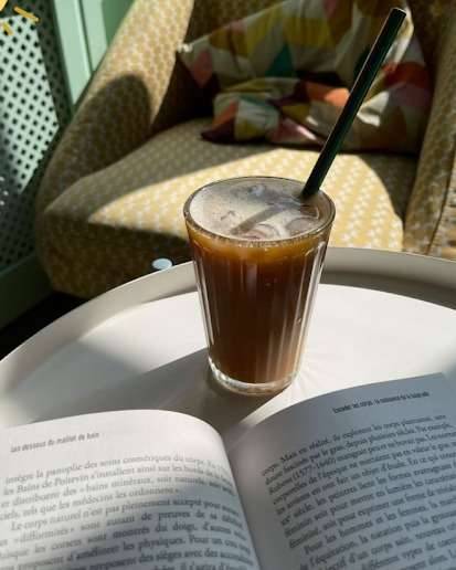 Un livre et une tasse de thé, café in Paris