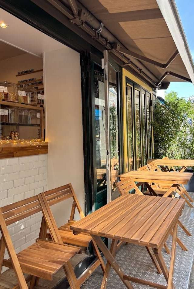 Photo 2 of Red Crown Café, 48 Rue Daubenton